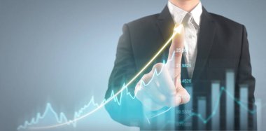İşadamı, işinde grafik büyümesi ve grafik artışı için olumlu göstergeler planlıyor