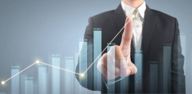 İşadamı, işinde grafik büyümesi ve grafik artışı için olumlu göstergeler planlıyor