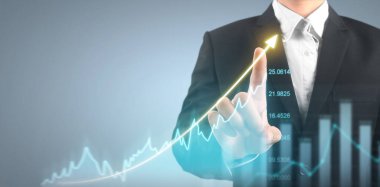 İşadamı, işinde grafik büyümesi ve grafik artışı için olumlu göstergeler planlıyor