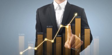 İşadamı, işinde grafik büyümesi ve grafik artışı için olumlu göstergeler planlıyor