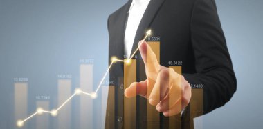 İşadamı, işinde grafik büyümesi ve grafik artışı için olumlu göstergeler planlıyor