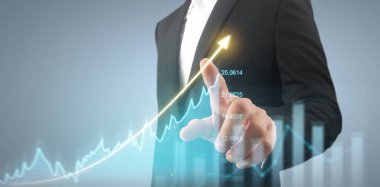 İşadamı, işinde grafik büyümesi ve grafik artışı için olumlu göstergeler planlıyor