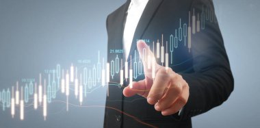 İşadamı, işinde grafik büyümesi ve grafik artışı için olumlu göstergeler planlıyor