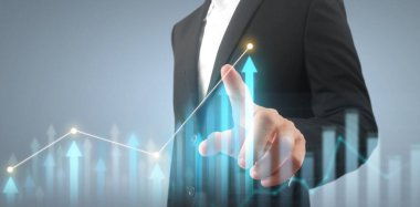 İşadamı, işinde grafik büyümesi ve grafik artışı için olumlu göstergeler planlıyor