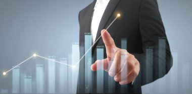 İşadamı, işinde grafik büyümesi ve grafik artışı için olumlu göstergeler planlıyor