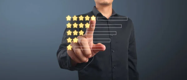 視覚スクリーンで5つ星を押す手 顧客のレビューよい評価の概念 — ストック写真