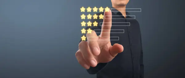 Hand Drücken Fünf Sterne Bildschirm Kundenbewertung Gutes Bewertungskonzept lizenzfreie Stockbilder
