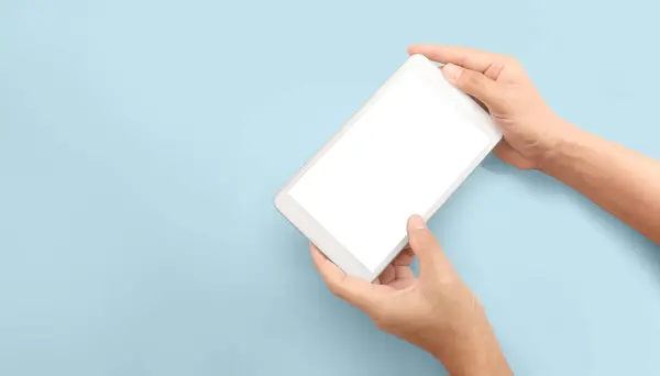 Hände Die Ein Tablet Touch Computer Gadget Halten lizenzfreie Stockfotos