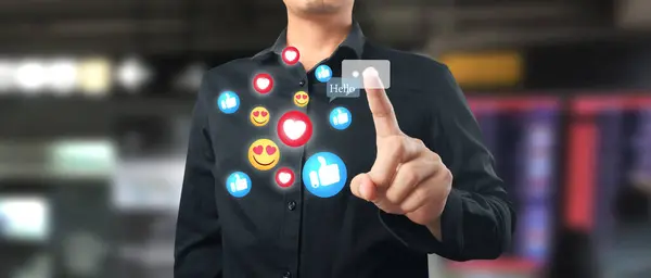 Mann Drückt Moderne Soziale Knöpfe Soziales Netzwerk lizenzfreie Stockbilder