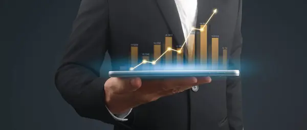Geschäftsmann Plant Graphenwachstum Und Zunahme Positiver Indikatoren Seinem Geschäft Tablette Stockbild
