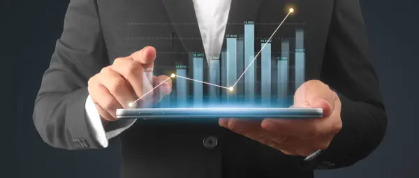 Geschäftsmann Plant Graphenwachstum Und Zunahme Positiver Indikatoren Seinem Geschäft Tablette lizenzfreie Stockbilder