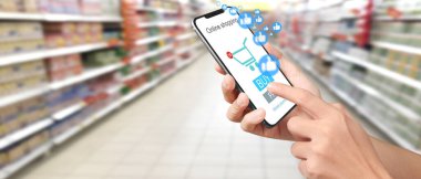 Yeni akıllı telefonu el ele tutuş. Akıllı telefon izole et