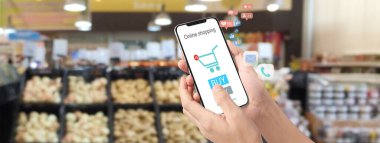 Yeni akıllı telefonu el ele tutuş. Akıllı telefon izole et