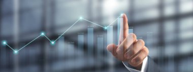 Yatırım konsepti, el altından finansal sembolleri olan iş adamı