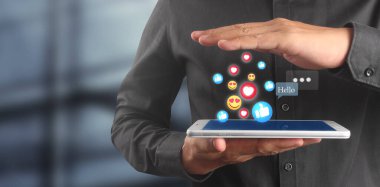 Tableti tutan eller bilgisayar aygıtına dokunsun