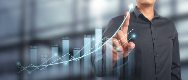 İşadamı, işinde grafik büyümesi ve grafik artışı için olumlu göstergeler planlıyor