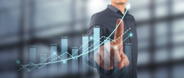 İşadamı, işinde grafik büyümesi ve grafik artışı için olumlu göstergeler planlıyor