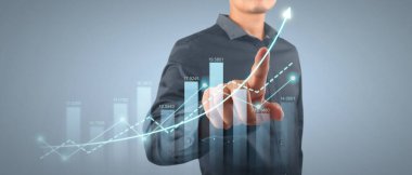 İşadamı, işinde grafik büyümesi ve grafik artışı için olumlu göstergeler planlıyor