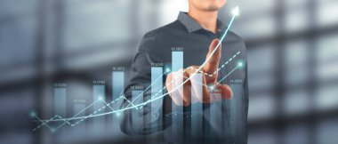 İşadamı, işinde grafik büyümesi ve grafik artışı için olumlu göstergeler planlıyor