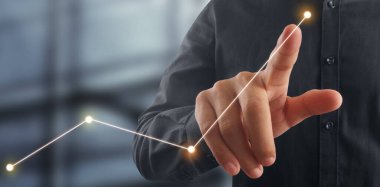 İşadamı, işinde grafik büyümesi ve grafik artışı için olumlu göstergeler planlıyor