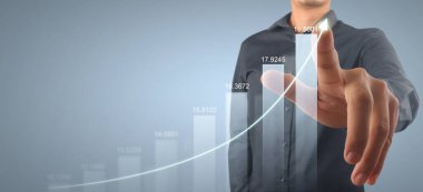 İşadamı, işinde grafik büyümesi ve grafik artışı için olumlu göstergeler planlıyor