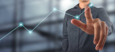 İşadamı, işinde grafik büyümesi ve grafik artışı için olumlu göstergeler planlıyor