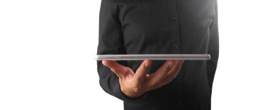 Tableti tutan eller bilgisayar aygıtına dokunsun