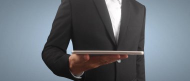 Tableti tutan eller bilgisayar aygıtına dokunsun