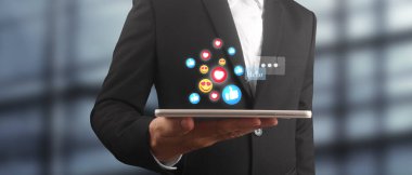 Tableti tutan eller bilgisayar aygıtına dokunsun