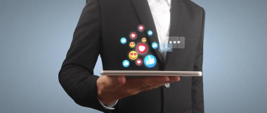 Tableti tutan eller bilgisayar aygıtına dokunsun