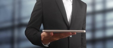 Tableti tutan eller bilgisayar aygıtına dokunsun