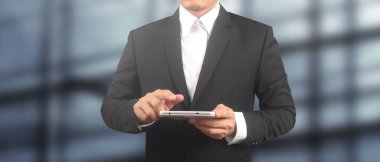 Tableti tutan eller bilgisayar aygıtına dokunsun