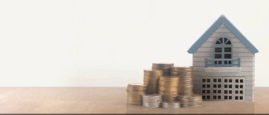 Madeni paraların üzerindeki model evlerin ipotek konsepti.