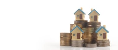 Madeni paraların üzerindeki model evlerin ipotek konsepti.