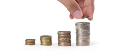 Bozuk paraları sıraya dizerek.