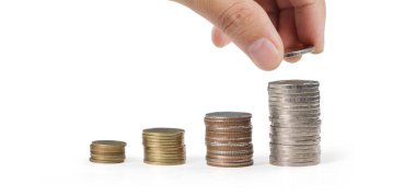 Bozuk paraları sıraya dizerek.