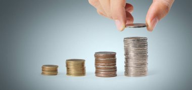 Bozuk paraları sıraya dizerek.