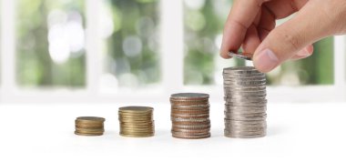 Bozuk paraları sıraya dizerek.