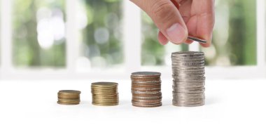 Bozuk paraları sıraya dizerek.