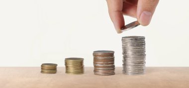 Bozuk paraları sıraya dizerek.