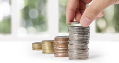 Bozuk paraları sıraya dizerek.