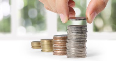 Bozuk paraları sıraya dizerek.