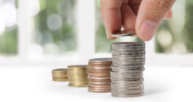 Bozuk paraları sıraya dizerek.