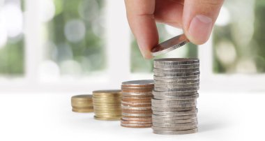 Bozuk paraları sıraya dizerek.