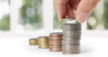 Bozuk paraları sıraya dizerek.