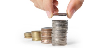 Bozuk paraları sıraya dizerek.