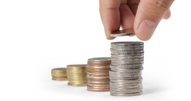 Bozuk paraları sıraya dizerek.