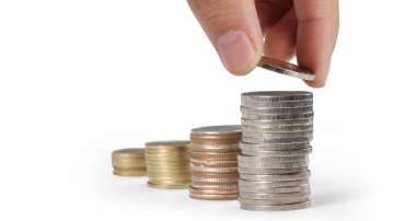 Bozuk paraları sıraya dizerek.