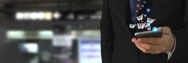 Akıllı telefon aygıtı tutan adam ekrana dokunuyor