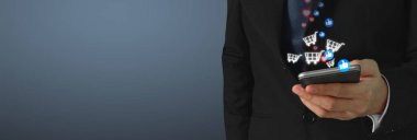 Akıllı telefon aygıtı tutan adam ekrana dokunuyor